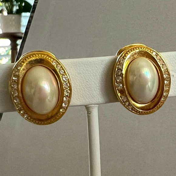 Chr. Dior Vintage Faux Pearl & Crystal Clip Earrings in Gold Plate Setting ** - Picture 8 of 13